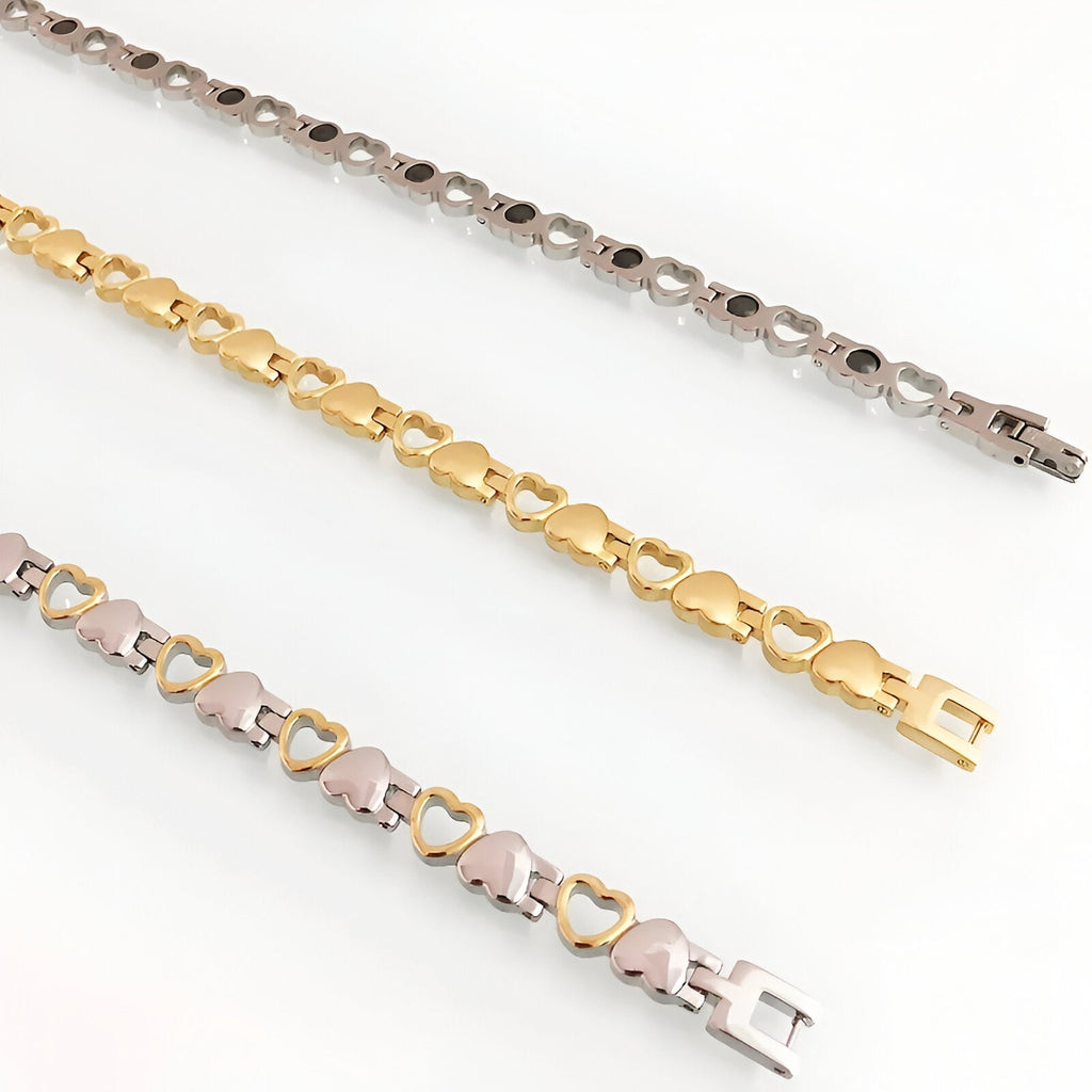 Bracelet magnétique en titane pour femme avec maillons cœurs en argent, or et or rosé.