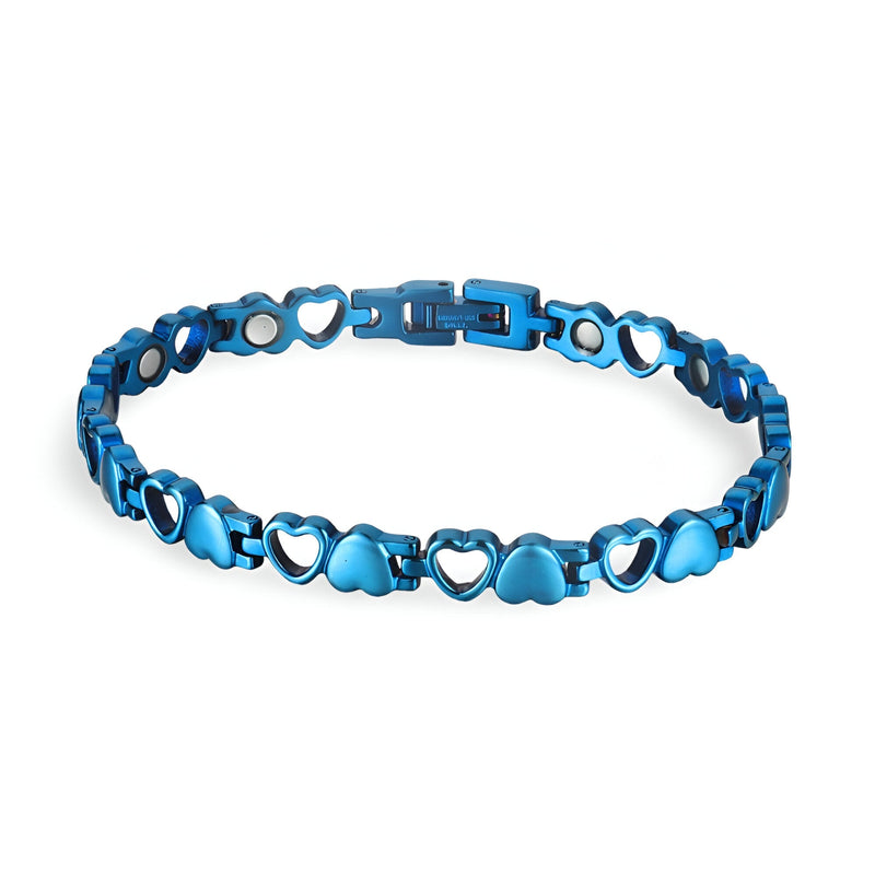 Bracelet magnétique bleu en titane pour femme avec maillons en forme de cœurs pleins et ajourés.