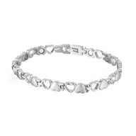 Bracelet magnétique femme en titane argenté avec maillons en forme de cœur et cercle.