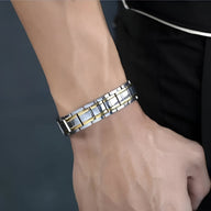 Bracelet magnétique en acier inoxydable bicolore argent et or avec maillons rectangulaires pour homme.