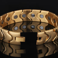 Bracelet magnétique pour homme en acier inoxydable doré, maillons larges et design incurvé.