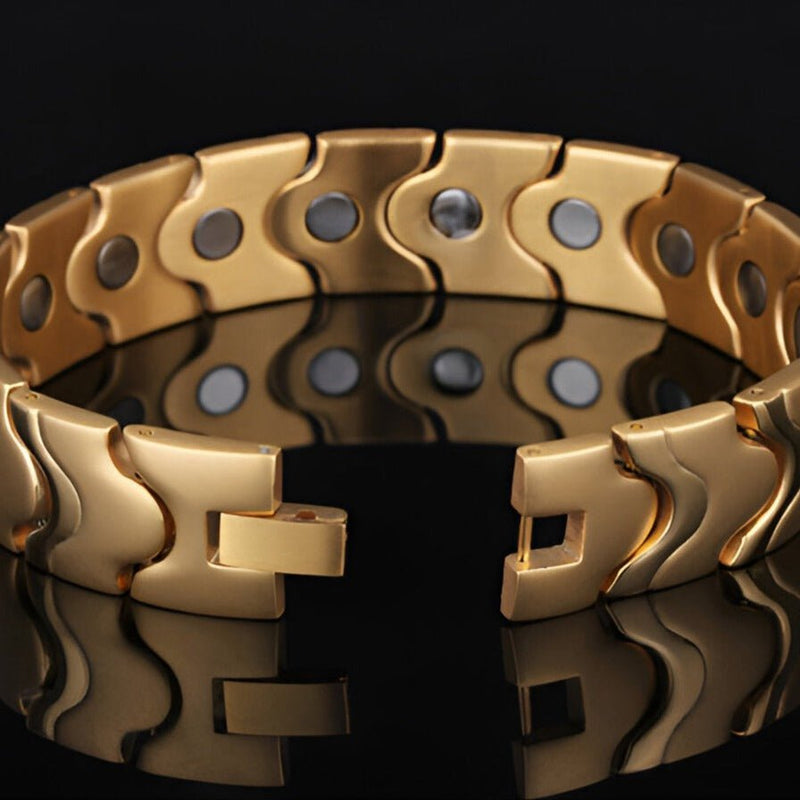 Bracelet magnétique pour homme en acier inoxydable doré, maillons larges et design incurvé.