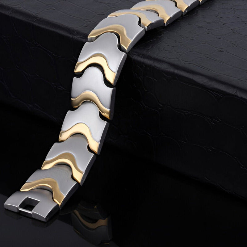 Bracelet magnétique homme en acier inoxydable argenté avec motifs dorés ondulés, modèle Haldor.
