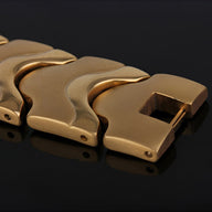 Bracelet magnétique homme en acier inoxydable or mat aux maillons larges et design moderne.