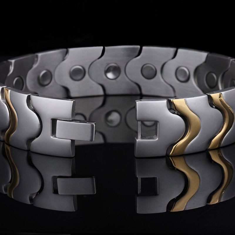 Bracelet magnétique homme en acier inoxydable argenté avec ondulations dorées élégantes.