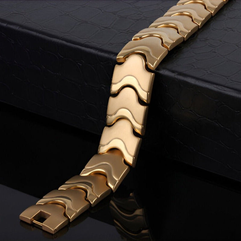 Bracelet magnétique pour homme en acier inoxydable or avec maillons ondulés et fermoir intégré.