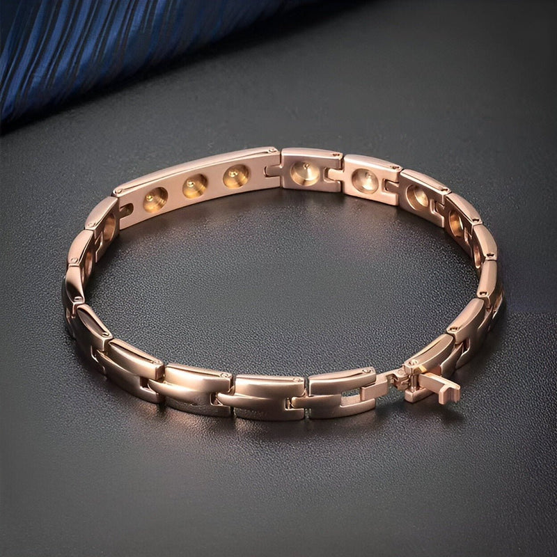 Bracelet magnétique pour femme en acier titane or rosé, maillons rectangulaires et fermoir sécurisé.