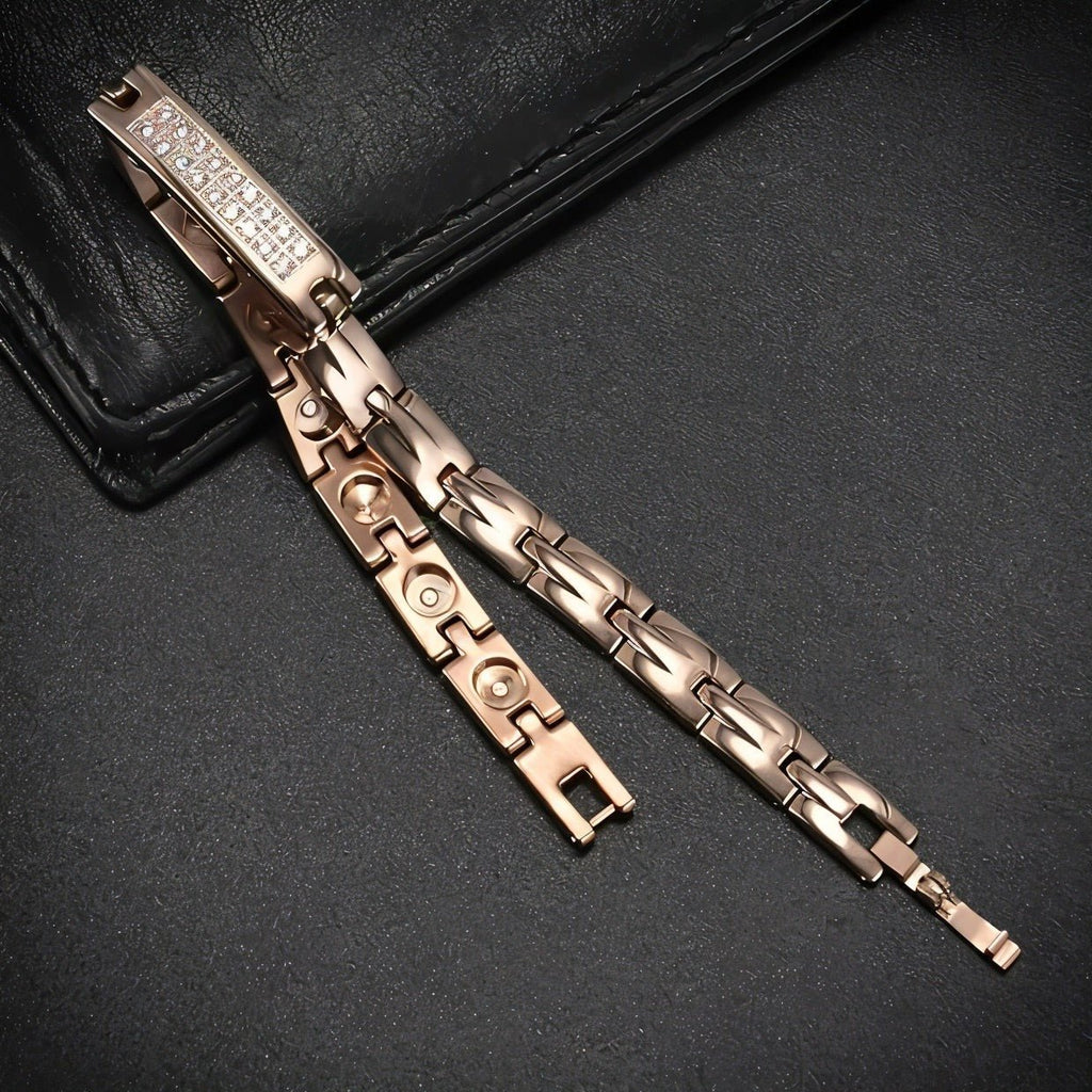 Bracelet magnétique en acier titane couleur or rosé pour femme, design maillons raffinés.