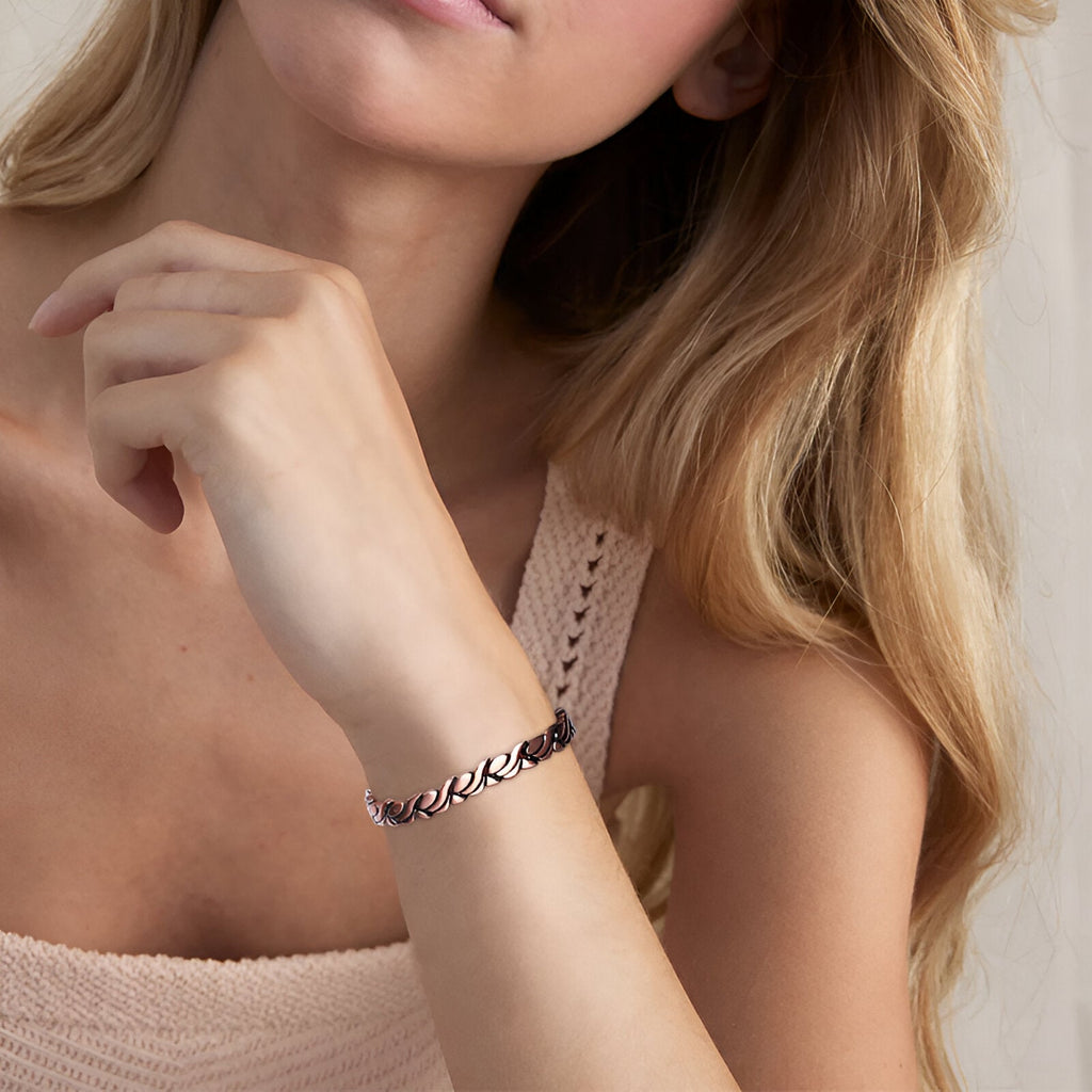 Bracelet magnétique en cuivre bronze pour femme avec maillons incurvés élégants.