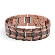 Bracelet magnétique en cuivre couleur bronze pour homme avec maillons texturés et aimants intégrés.