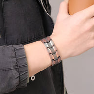 Bracelet magnétique en cuivre bronze pour homme avec maillons larges et design texturé.
