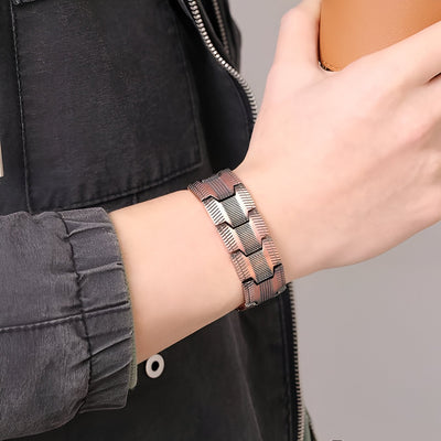 Bracelet magnétique en cuivre bronze pour homme avec maillons larges et design texturé.