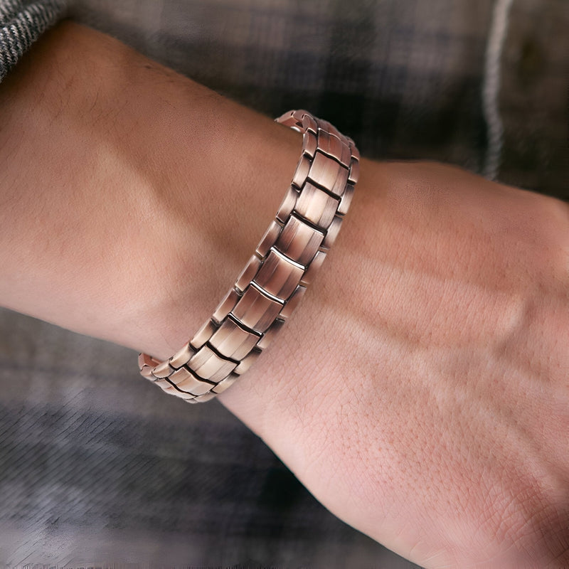 Bracelet magnétique en cuivre bronze, maillons larges et finition brillante, style masculin élégant.