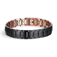 Bracelet magnétique pour homme en cuivre noir à maillons tressés avec aimants visibles à l’intérieur.