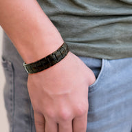 Bracelet magnétique en cuivre noir, maillons larges et effet mat, style masculin moderne.