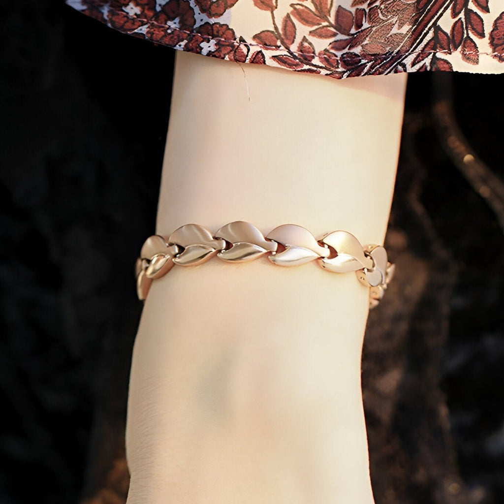 Bracelet magnétique femme en or rosé avec maillons en forme de feuilles lisses.
