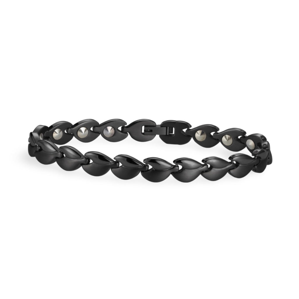 Bracelet magnétique pour femme en maillons noirs larges avec 5 pastilles argentées visibles.