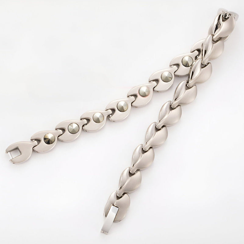 Bracelet magnétique en germanium argenté avec maillons en forme de cœur et fermoir clip.