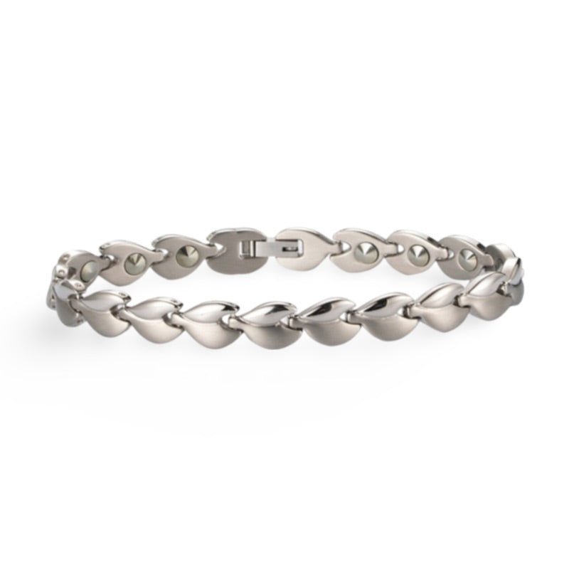 Bracelet magnétique femme en germanium, maillons incurvés en argent brillant, design épuré et moderne.