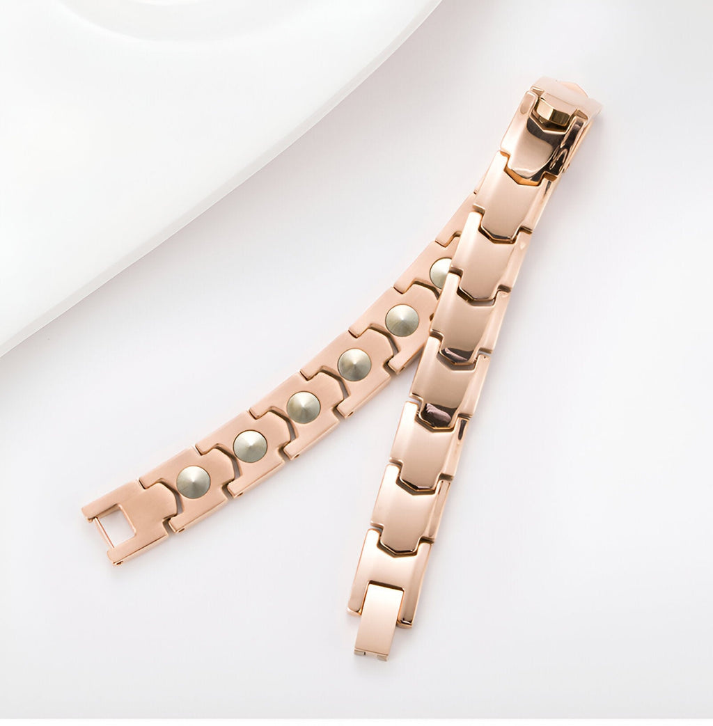 Bracelet magnétique pour homme en germanium, finition or rosé, maillons larges avec aimants visibles.