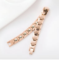 Bracelet magnétique pour homme en germanium, finition or rosé, maillons larges avec aimants visibles.