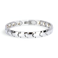 Bracelet magnétique en germanium pour homme en acier argenté avec maillons incurvés et fermoir sécurisé.
