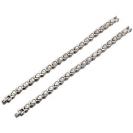 Bracelet magnétique femme en titane argenté avec maillons en forme de cœur élégant.