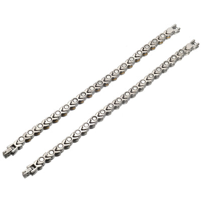 Bracelet magnétique femme en titane argenté avec maillons en forme de cœur élégant.