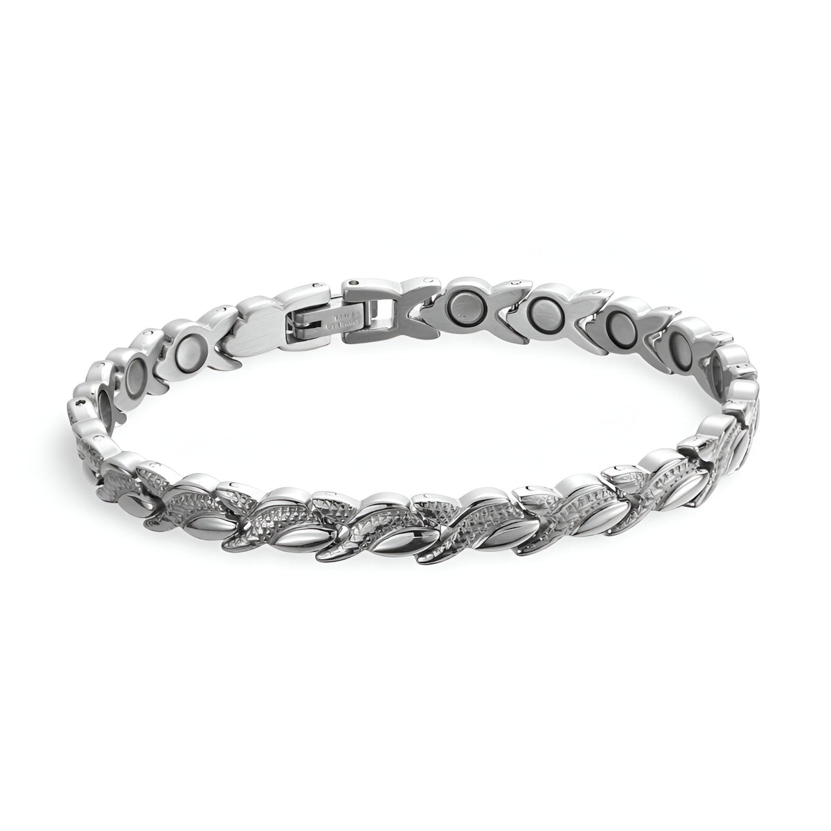 Bracelet magnétique en titane argenté pour femme avec maillons entrelacés élégants.