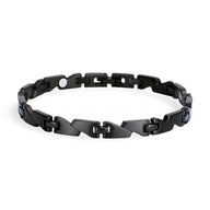 Bracelet magnétique en titane noir pour femme avec maillons géométriques élégants.