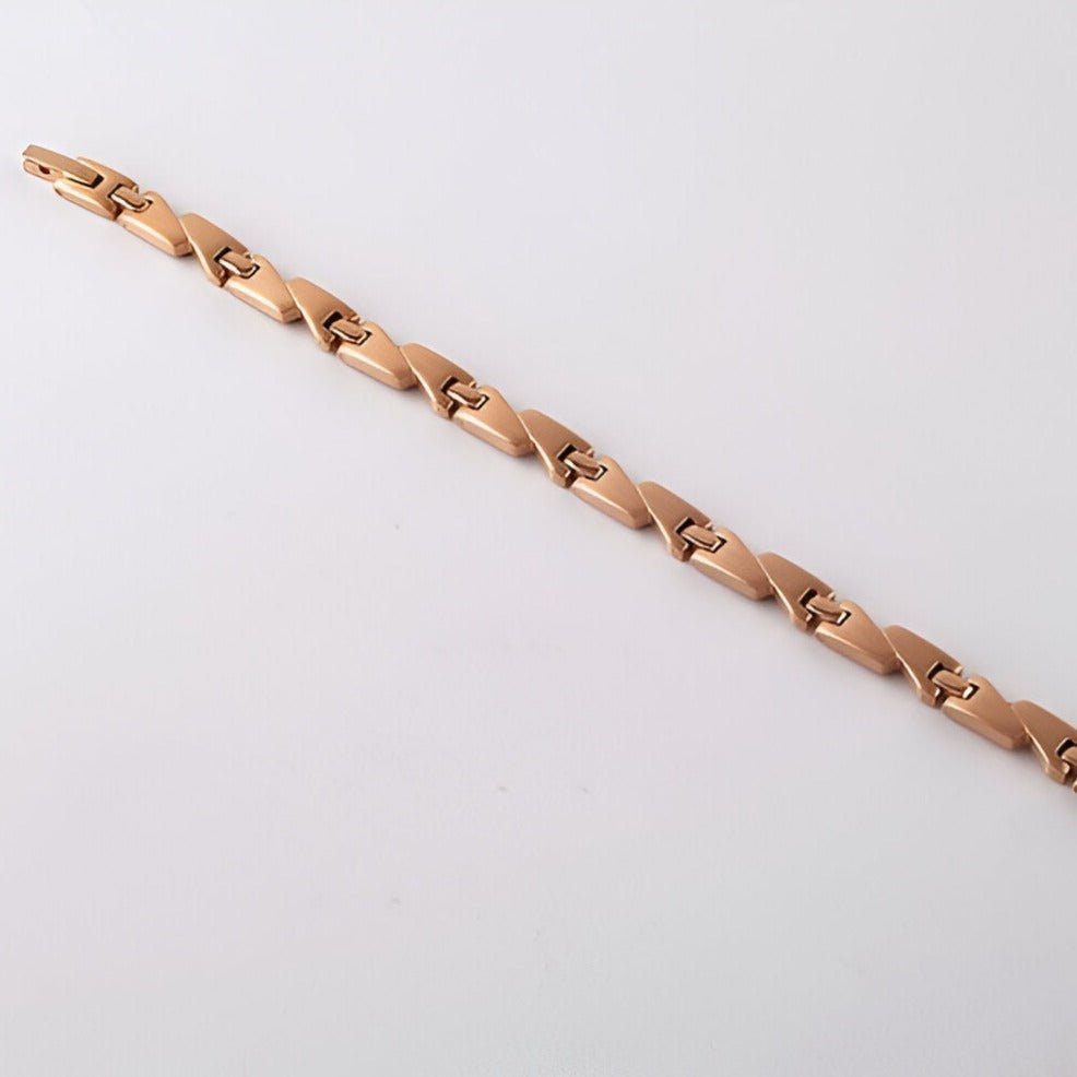 Bracelet magnétique en titane or rosé pour femme avec maillons élégants et fermoir discret.