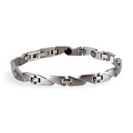 Bracelet magnétique en titane argenté pour femme avec maillons géométriques modernes.