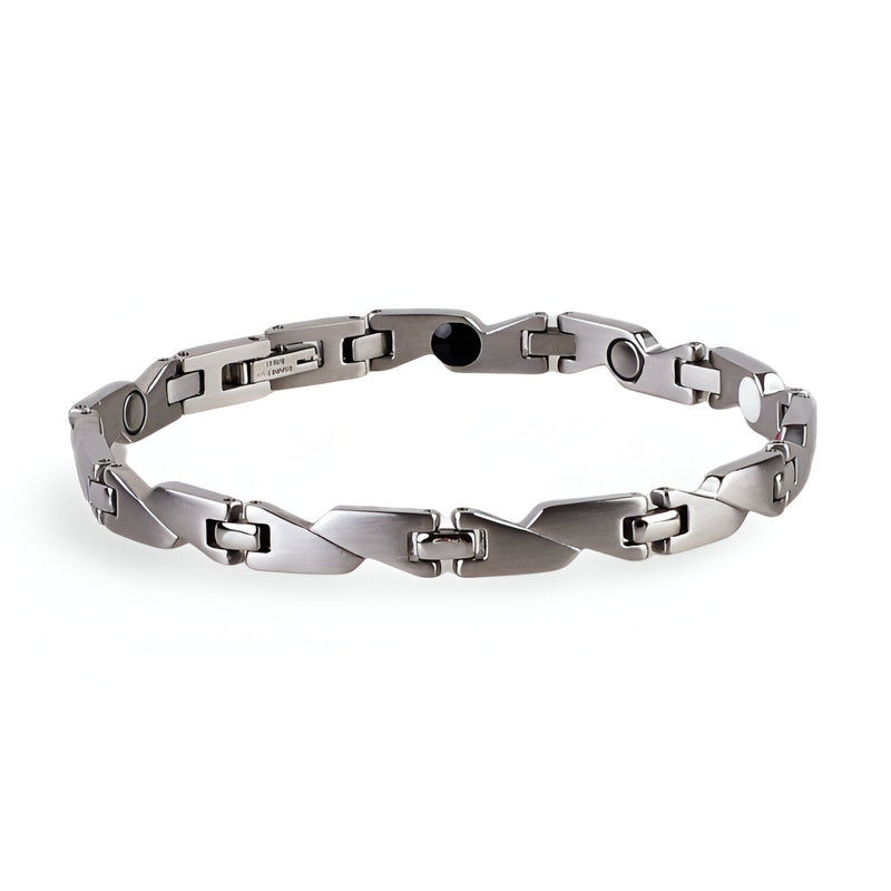 Bracelet magnétique en titane argenté pour femme avec maillons géométriques modernes.