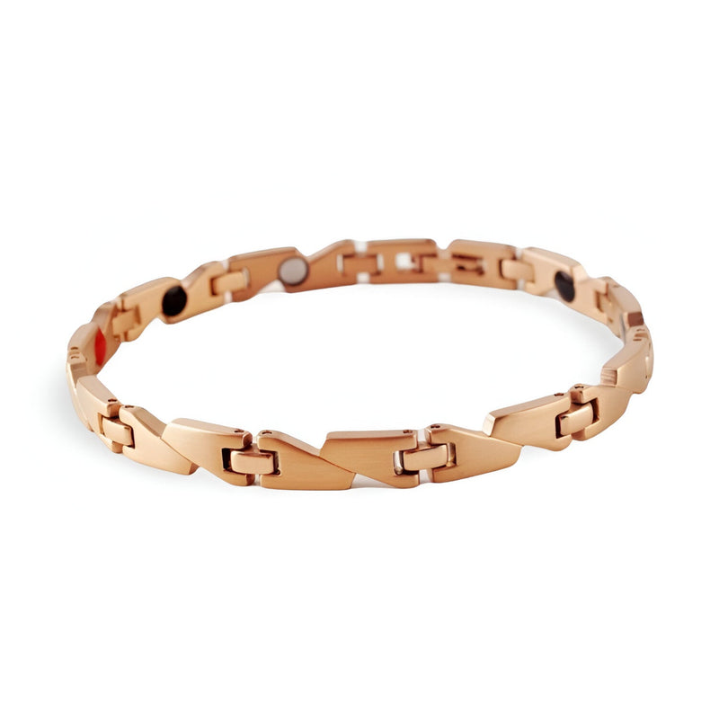Bracelet magnétique pour femme en titane or rosé à maillons géométriques et fermoir discret.