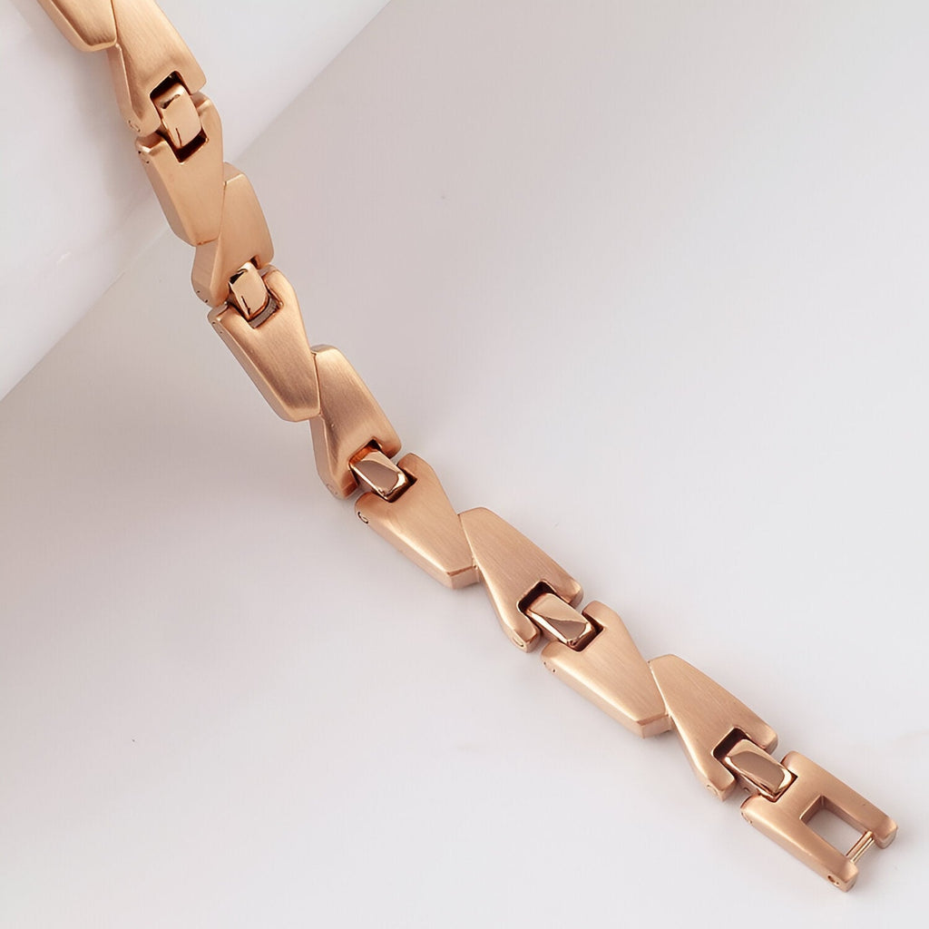 Bracelet magnétique en titane or rosé avec maillons géométriques lisses pour femme.