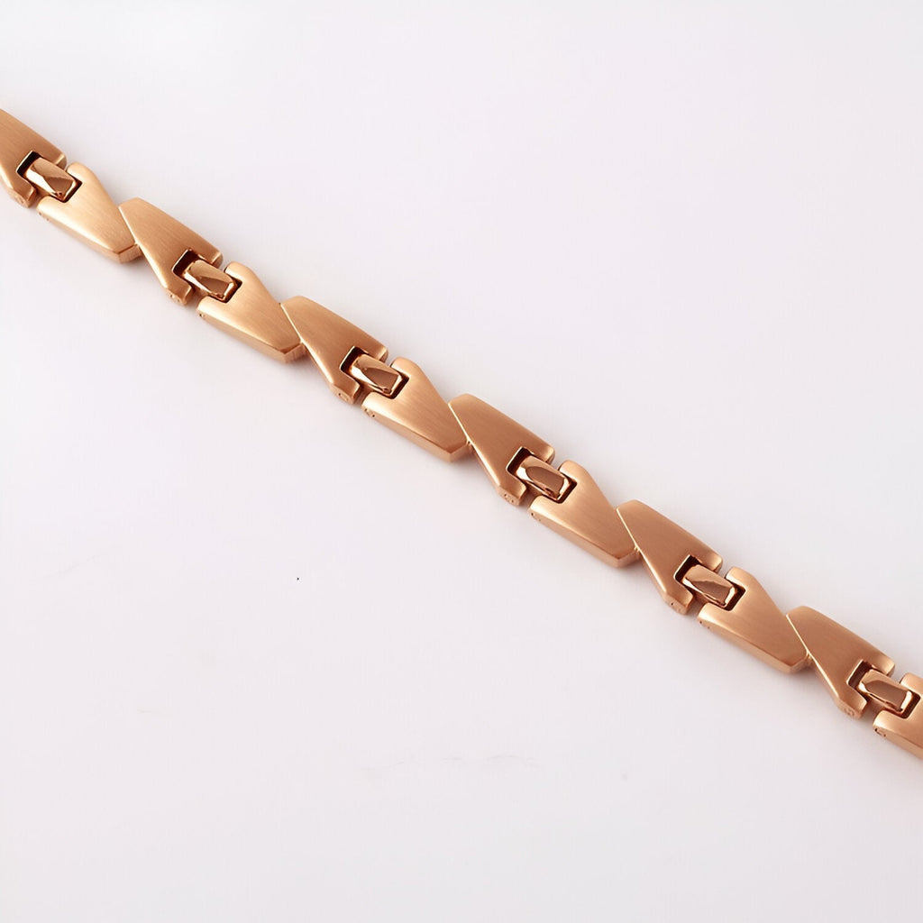 Bracelet magnétique en titane or rosé pour femme avec maillons géométriques élégants.