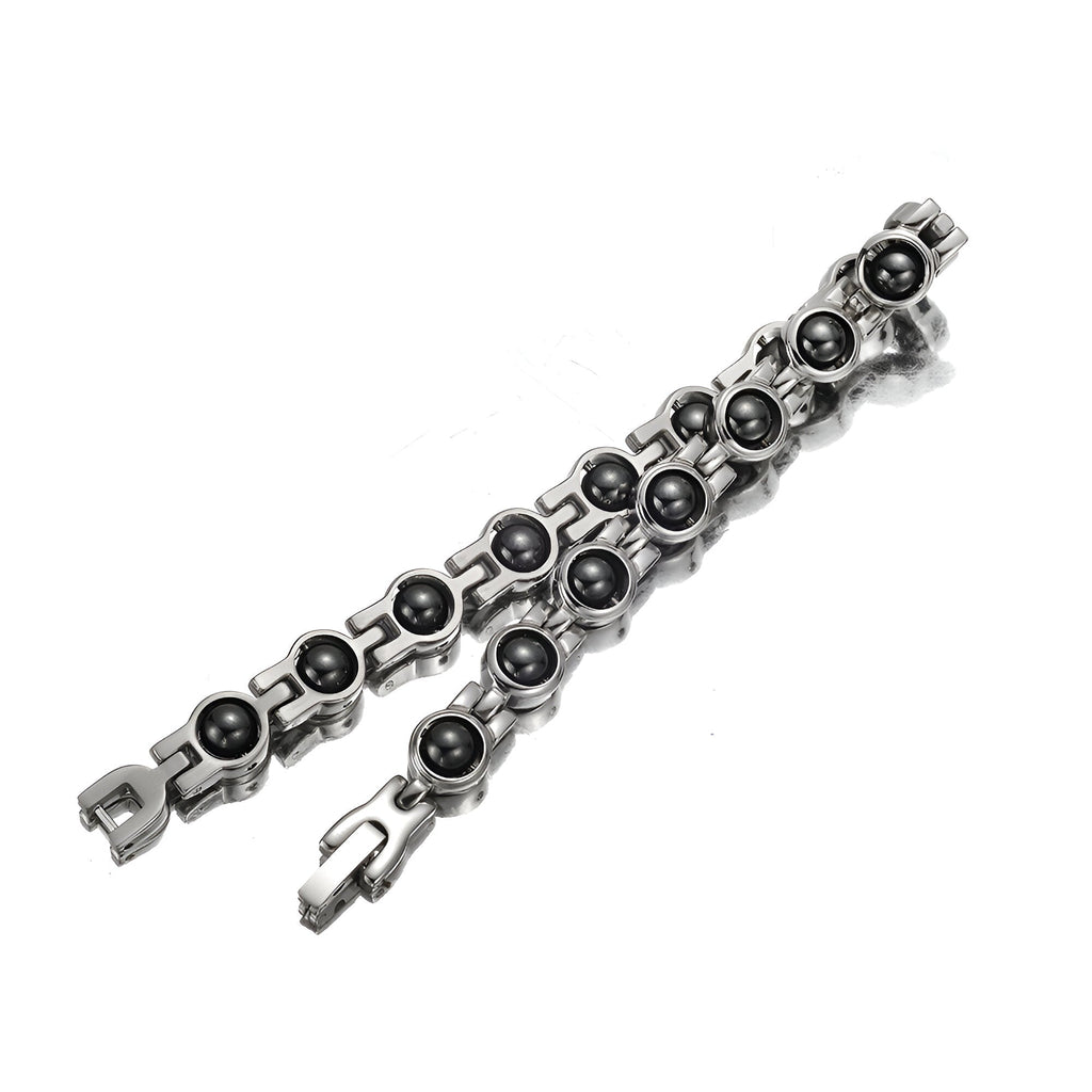 Bracelet magnétique femme en titane argenté avec billes et maillons arrondis modernes.