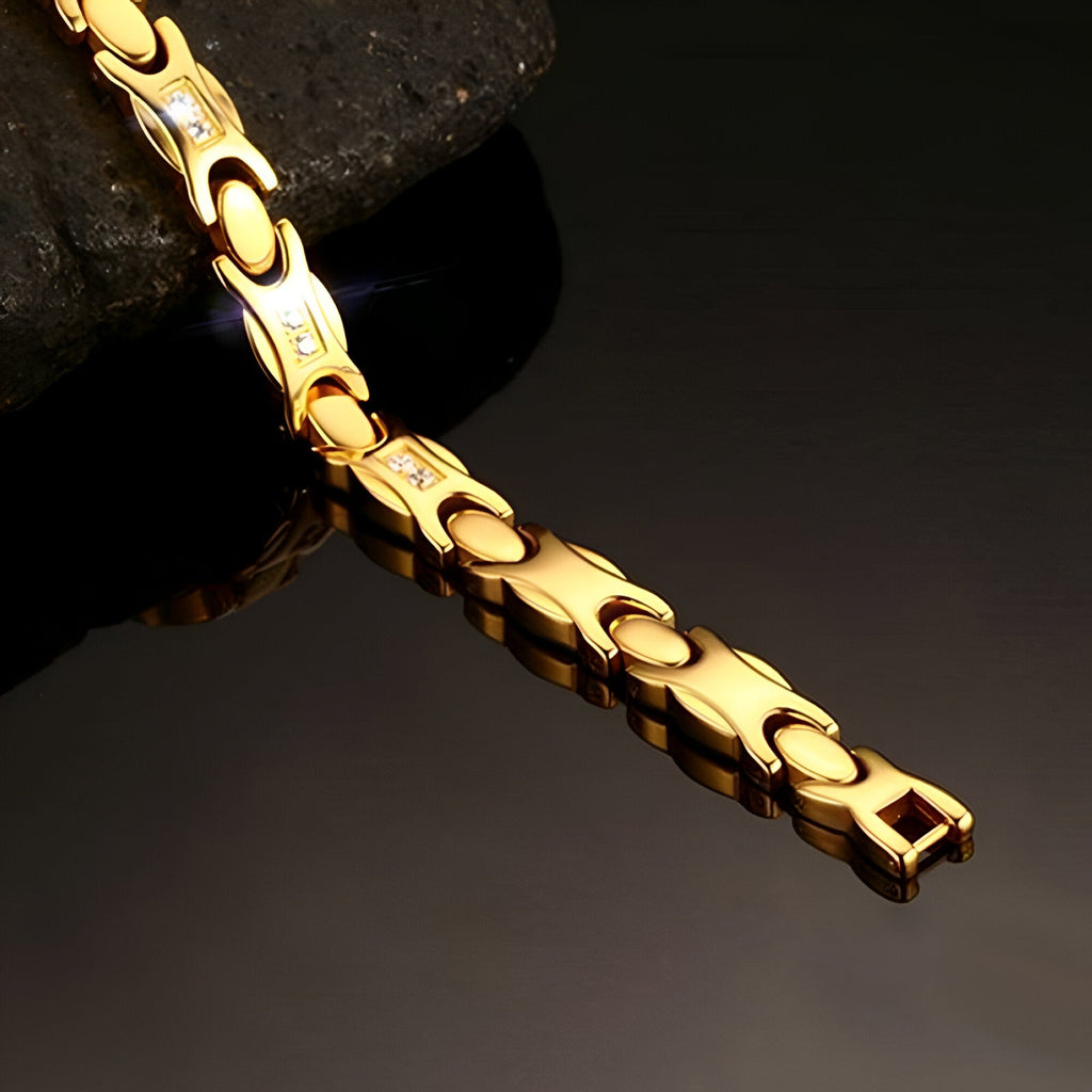 Bracelet magnétique en titane couleur or, maillons larges avec finition brillante.