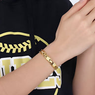 Bracelet magnétique femme en titane or jaune avec maillons larges et fermoir élégant.