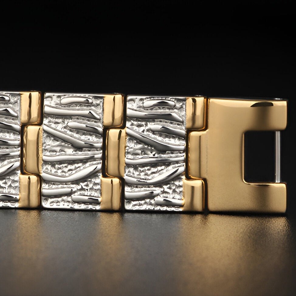 Bracelet magnétique en titane pour homme, maillons argent texturés et or lisse, style moderne.