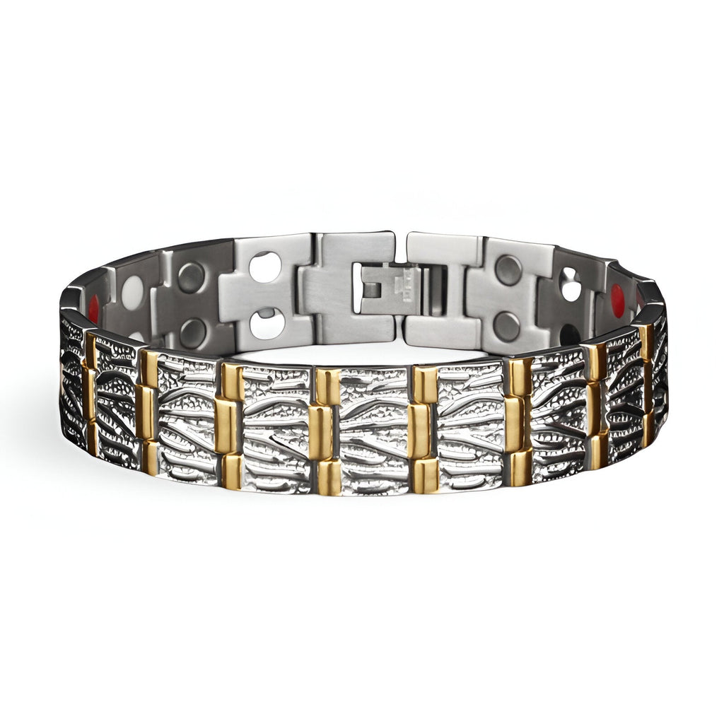 Bracelet magnétique homme en titane argenté avec détails dorés et design rayé texturé.