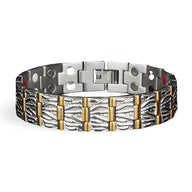 Bracelet magnétique homme en titane argenté avec détails dorés et design rayé texturé.