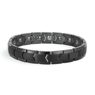 Bracelet magnétique homme en titane noir mat avec maillons géométriques et aimants visibles.