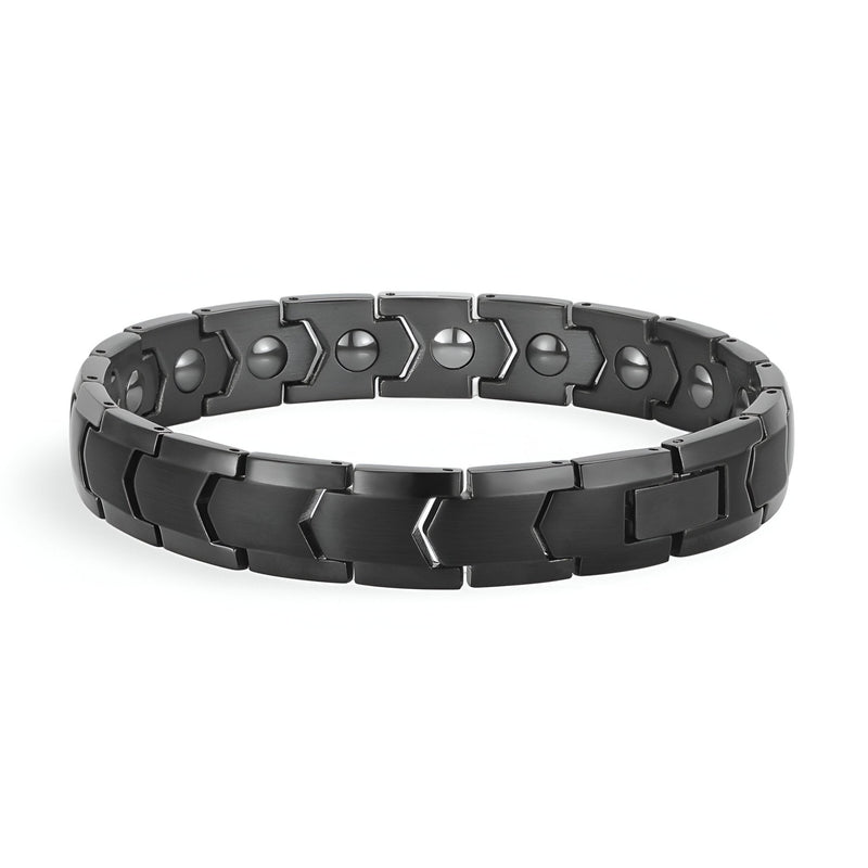 Bracelet magnétique homme en titane noir mat avec maillons géométriques et aimants visibles.