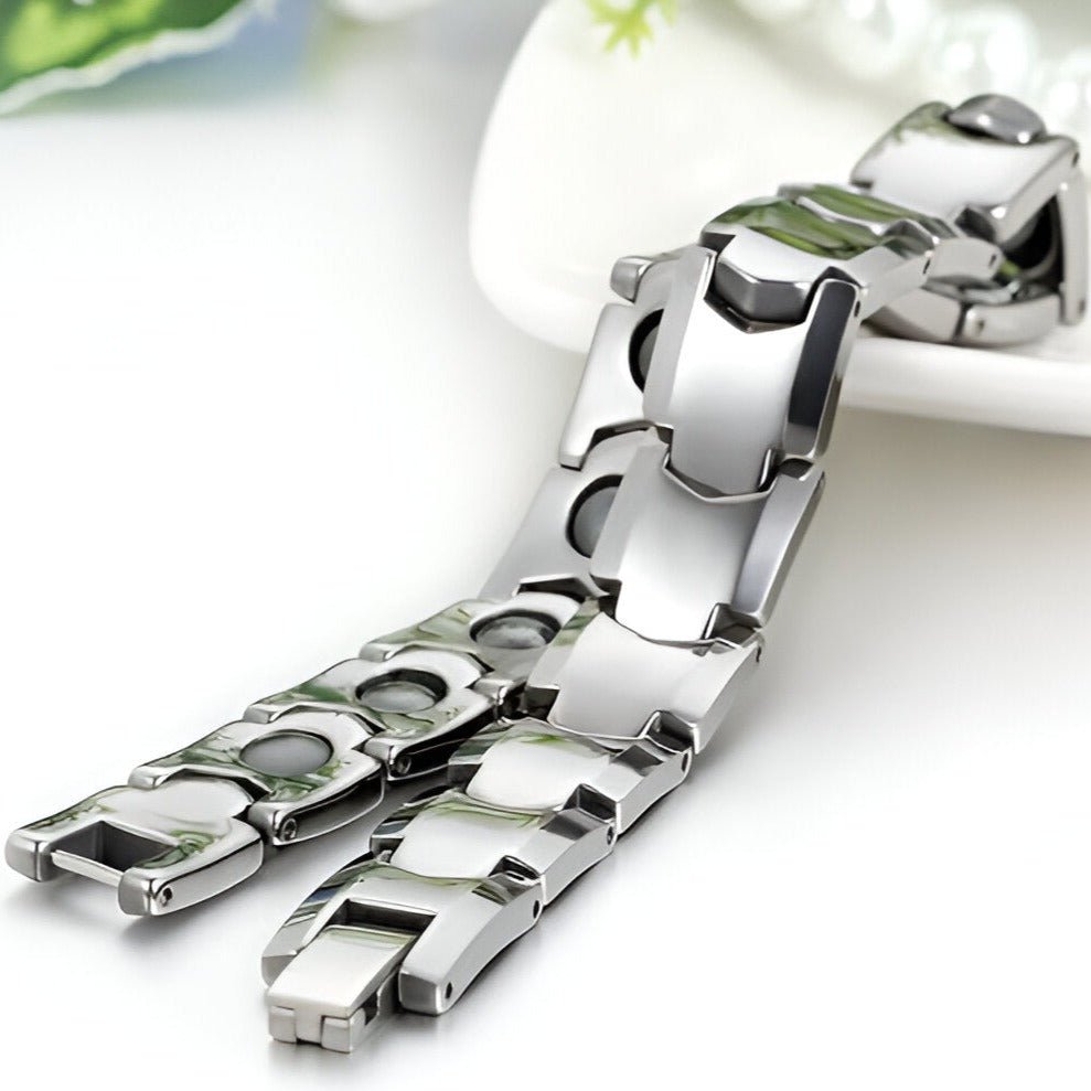 Bracelet magnétique en titane argenté pour homme au design moderne et maillons larges lisses.
