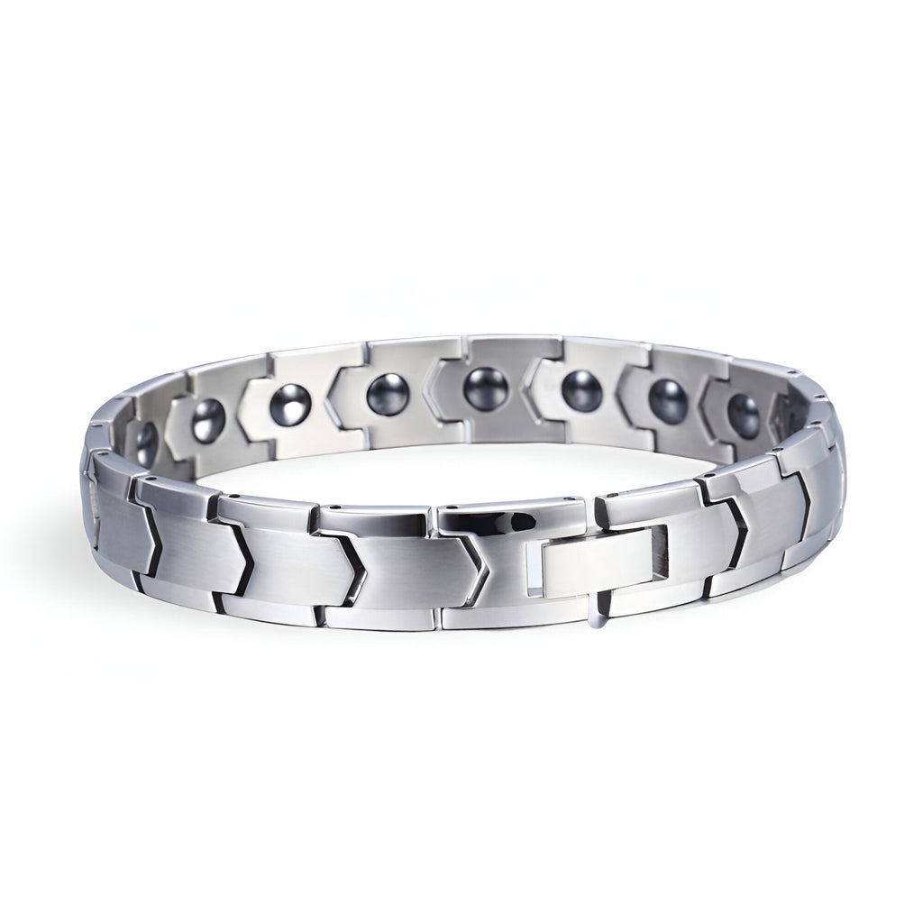 Bracelet magnétique pour homme en titane argenté avec maillons incurvés et aimants visibles.