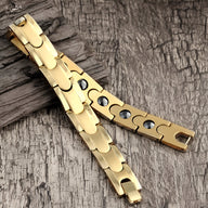 Bracelet magnétique en titane couleur or, maillons larges et finition lisse.