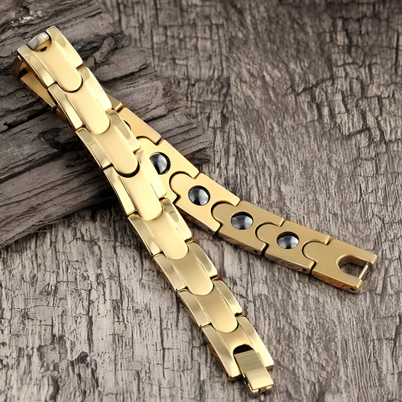 Bracelet magnétique en titane couleur or, maillons larges et finition lisse.