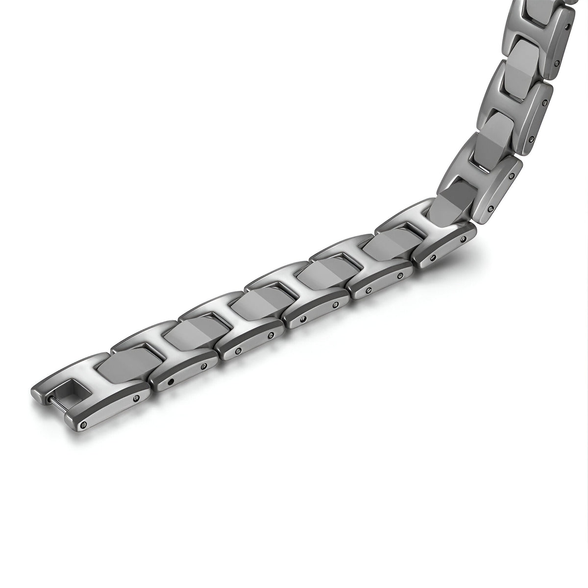 Bracelet pour homme en titane argenté à maillons larges et finition mate.