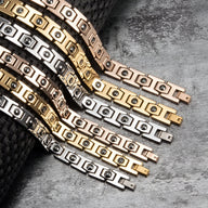 Bracelets magnétiques en titane pour homme, modèle Loki, finitions argent, noir et or, design carré avec inserts noirs.